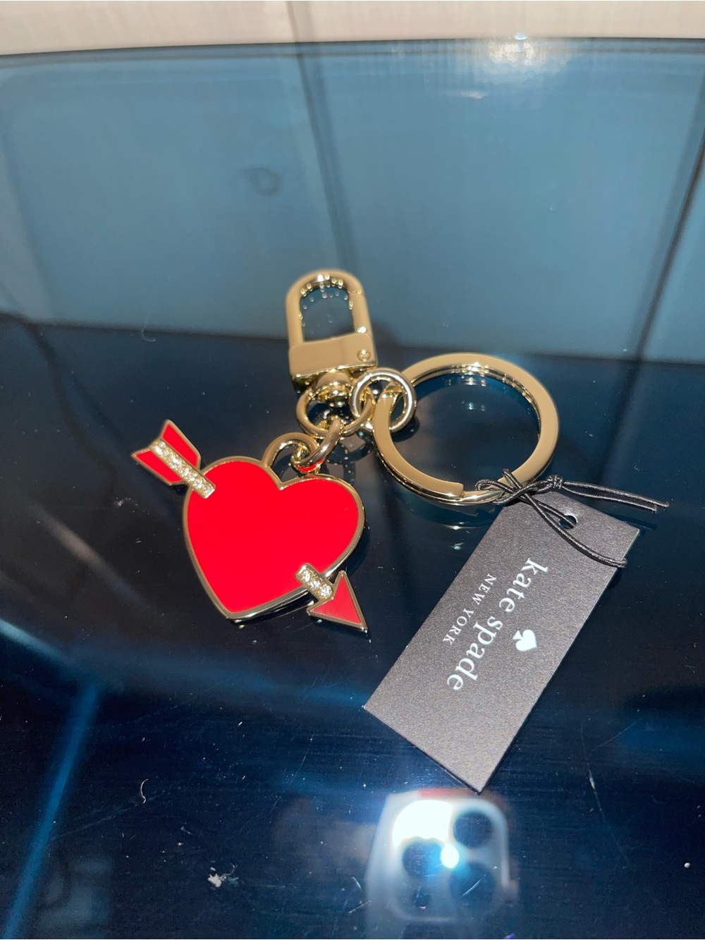 $129 Kate Spade ♠️ Love Shack Bag Charm Gold-Tone Red Heart Arrow Key Ring NWT - Picture 2 of 8